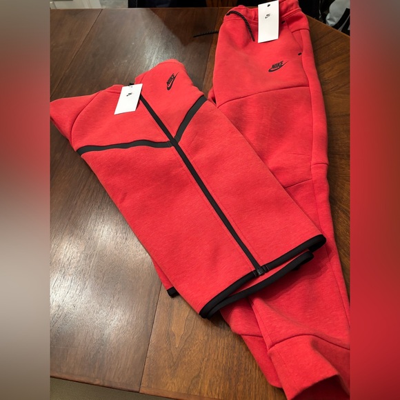 Boys Nike teach oufit new with tags.